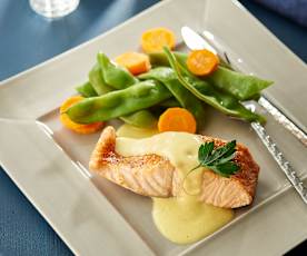 Lachs mit Mangosauce, breiten Bohnen und Möhren