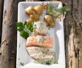 Dreierlei Fischfilets mit Kräutersauce und kleinen Pellkartoffeln