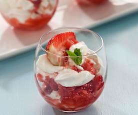 Eton mess (postre inglés de merengue, fresa y nata)