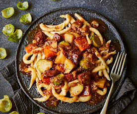 Rosenkohl-Gulasch mit Kasseler und Spätzle