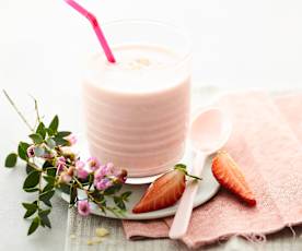 Boisson au lait de soja, fraises et amandes