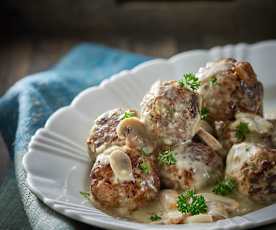 Boulettes de viande et sauce aux champignons et au vin blanc