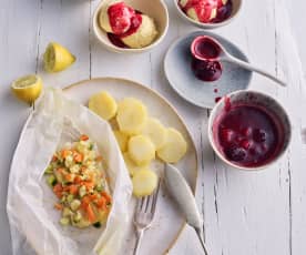 Menü: Steinbutt-Gemüse-Päckchen mit Kartoffeln und Vanilleeis mit Beeren-Sauce