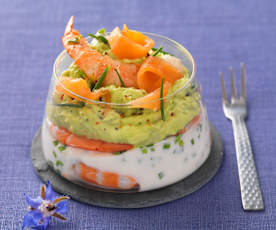 Bicchieri con salmone, gamberetti e avocado
