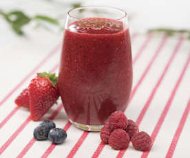 Smoothie rojo de fresa, frambuesa y arándanos