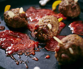 Mäuse-Frikadellen mit Tomatensauce