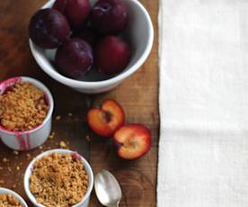 Crumble de ameixa e avelã