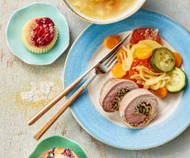 Soupe de pâtes, roulé de porc et ses légumes, dessert vapeur à la framboise et muffins aux fruits rouges