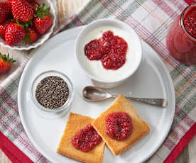 Composta di fragole e semi di chia (senza zuccheri aggiunti)