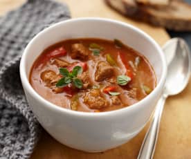 Zuppa di goulasch di manzo con peperoni