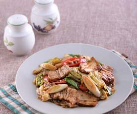 Pancia di maiale piccante con tofu e verdure