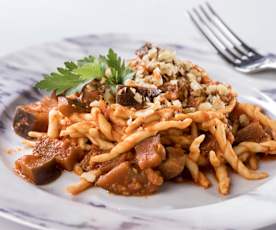 Trofie al ragù di seitan, melanzane e noci