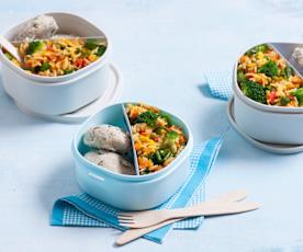 Ryż z warzywami i kotleciki z indyka i pieczarek