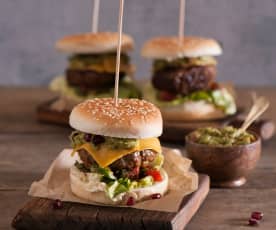 Burgery z chorizo, guacamole i granatem