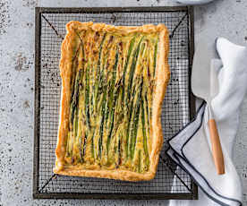 Asparagus tart with sour cream pastry