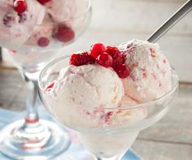 Helado de queso cremoso con frutos rojos