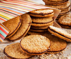 Bolachas de aveia recheadas com chocolate