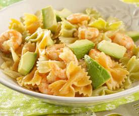 Ensalada templada de pasta con gambas y aguacate