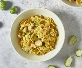 Farfalle con crema di cavoletti di Bruxelles e anacardi