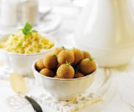 Pastéis de peixe com arroz de cenoura e coentros