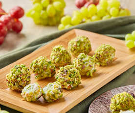 Polpettine di uva e formaggio ai pistacchi