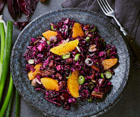 Orangen-Rotkohl-Salat mit Datteln