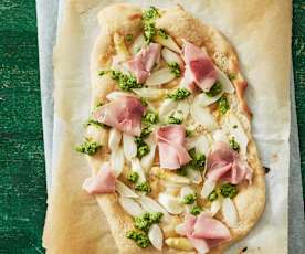 Tarte flambée aux asperges, sauce aux herbes et jambon