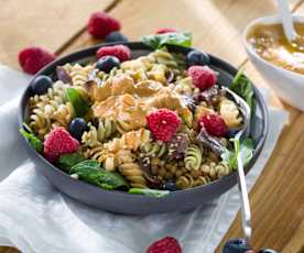 Ensalada de pasta integral con lentejas y frutos rojos