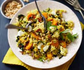 Gemüse-Couscous mit Aprikosen und Pinienkernen