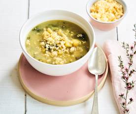 Sopa de agrião com ovo cozido