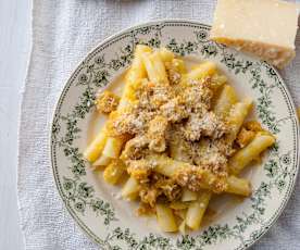 Ziti spezzati con ragù genovese