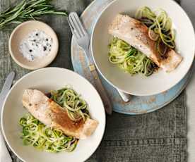 Noodles de curgete e salmão com vinagre balsâmico