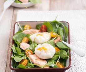 Sałatka szpinakowa z łososiem i jajkiem w koszulce