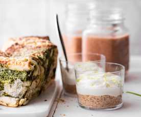 Desayuno: Pan de espinacas y yogur. Batido de fresa y vasito de tarta de queso.