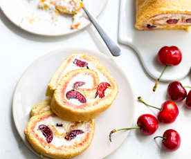 Gâteau roulé aux cerises et à la chantilly
