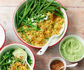 Haricots et riz au curry, sauce à l’avocat