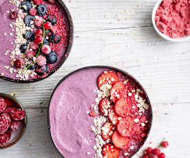 Różowe smoothie bowl z owocami i płatkami owsianymi