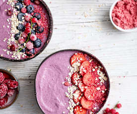 Pinke Frühstücksbowl mit Beeren