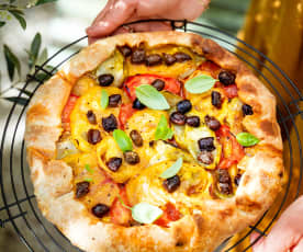 Tarte à partager aux tomates, basilic, olives et chorizo