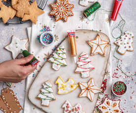 Ciasteczka maślane z lukrem królewskim i ozdobami