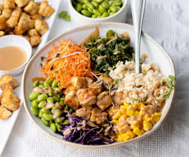 Buddha bowl tempeh avec vinaigrette à la cacahuète