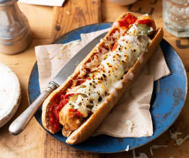 Hot dog con salchicha de pollo y salsa de tomate