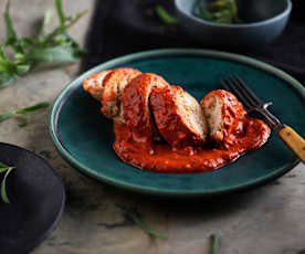 Sous-vide Hendlroulade mit roter Paprikasauce