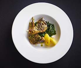 Costolette di agnello in crosta, con patate sautè e contorno di spinaci