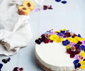 Cheesecake de melocotón con flores comestibles