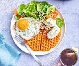 Gaufres moelleuses à la patate douce, œufs au plat et fromage frais