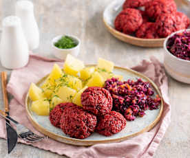 Buraczane klopsiki z ziemniakami i surówką z czerwonej kapusty