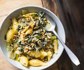 Conchiglioni aux blettes et à la menthe, sauce au tahini