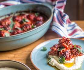 Polenta con albóndigas en salsa de jitomate