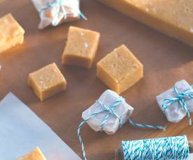 Salzkaramell-Fudge mit weißer Schokolade